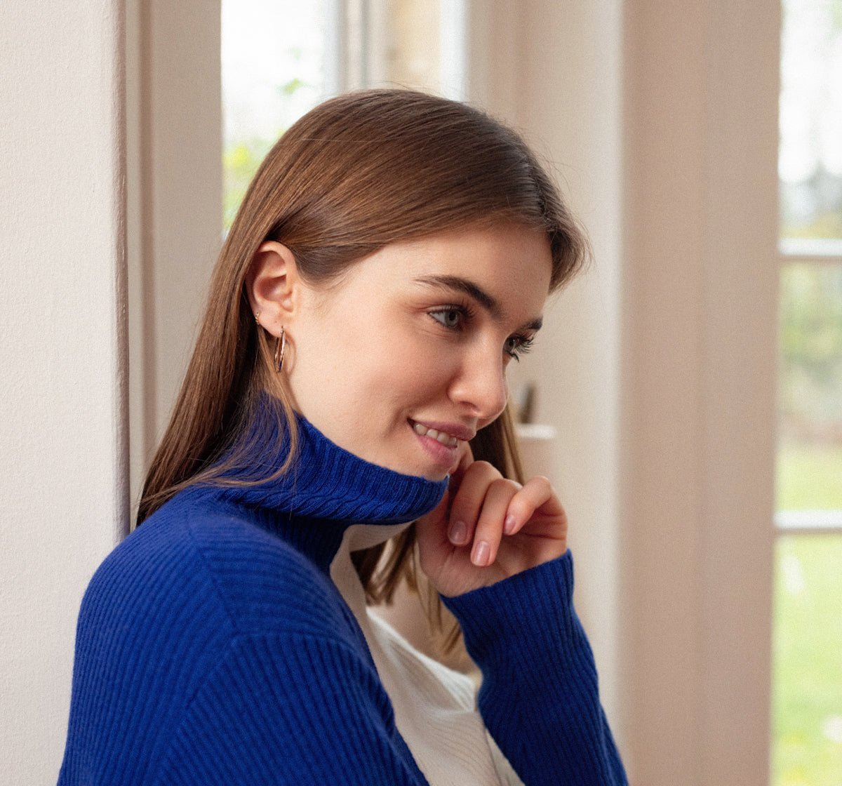 Découvrez notre pull bicolore femme en laine et cachemire, alliant confort et style à la perfection. Fabriqué avec des matériaux de haute qualité, ce pull doux et chaleureux est idéal pour les journées fraîches. Son design élégant et moderne en fait une pièce essentielle pour toutes les occasions, que ce soit au bureau ou lors d'une sortie décontractée. Optez pour l'élégance intemporelle avec notre pull bicolore, véritable expression du savoir-faire français