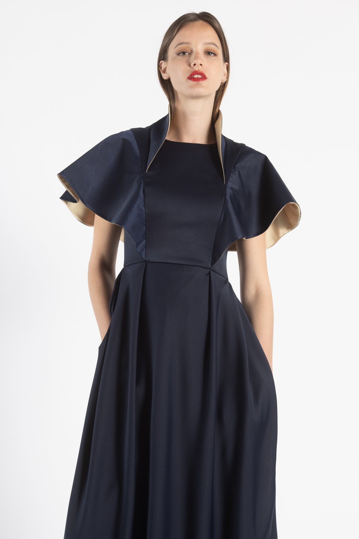 Robe Couture Noomiy - Élégance et Glamour
Découvrez notre robe habillée couture Noomiy, une pièce qui incarne le luxe féminin avec une touche très glamour. Cette robe majestueuse, inspirée de l'architecture baroque et néo-classique du château de Versailles, présente une teinte bleue marine évoquant la toiture en ardoise du Château, tandis que son revers rappelle les dorures omniprésentes à Versailles. Vous serez radieuse lors d'une soirée, d'une cérémonie ou d'un gala dans cette création unique 
