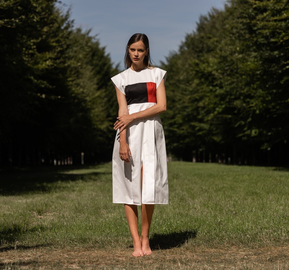  la robe PARAH, une création de créateur luxe en 100 % satin de coton. Contemporaine et intemporelle, cette robe allie élégance et simplicité pour s'adapter à toutes les occasions. Son aspect soyeux et raffiné offre un confort inégalé tout en garantissant une allure sophistiquée. Parfaite pour les événements chics ou les sorties décontractées, la robe PARAH est un essentiel de votre garde-robe. Optez pour cette pièce haut de gamme qui reflète le savoir-faire français et ajoutez une touche d'élégance durable