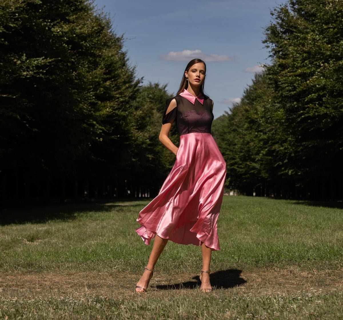 Découvrez la robe YADA, une création de créateur luxe en 100 % soie. Avec son design couture et sa transparence délicate, cette robe de soirée offre une allure irrésistible et glamour. Parfaite pour mettre en valeur votre silhouette tout en garantissant un confort optimal, la robe YADA est idéale pour briller lors d'événements spéciaux. Optez pour l'élégance ultime avec cette pièce haut de gamme, reflet du savoir-faire français de SLYDOXA.
