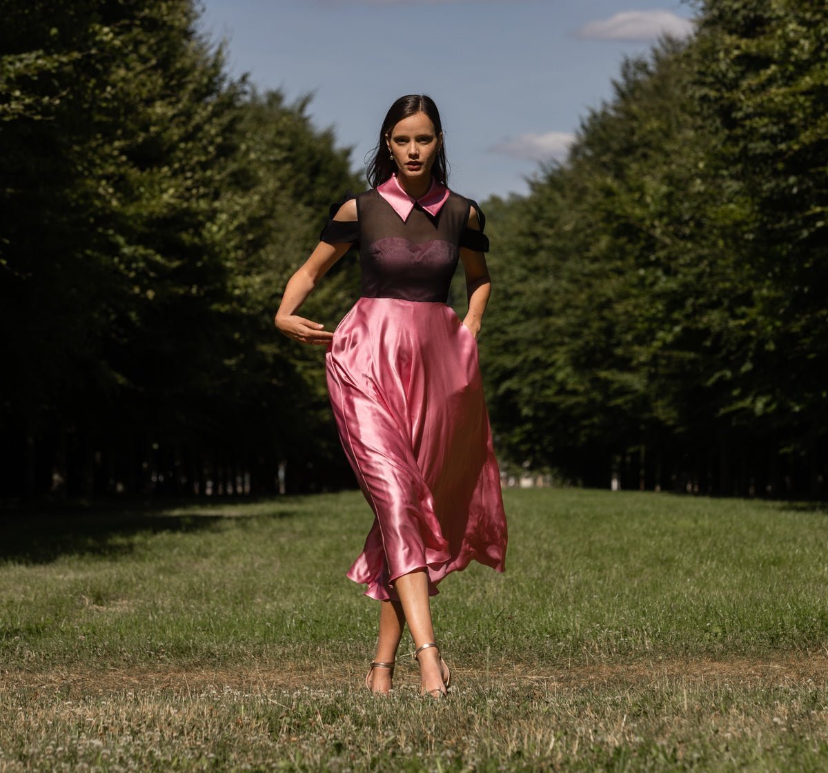 Découvrez la robe YADA, une création de créateur luxe en 100 % soie. Avec son design couture et sa transparence délicate, cette robe de soirée offre une allure irrésistible et glamour. Parfaite pour mettre en valeur votre silhouette tout en garantissant un confort optimal, la robe YADA est idéale pour briller lors d'événements spéciaux. Optez pour l'élégance ultime avec cette pièce haut de gamme, reflet du savoir-faire français de SLYDOXA.
