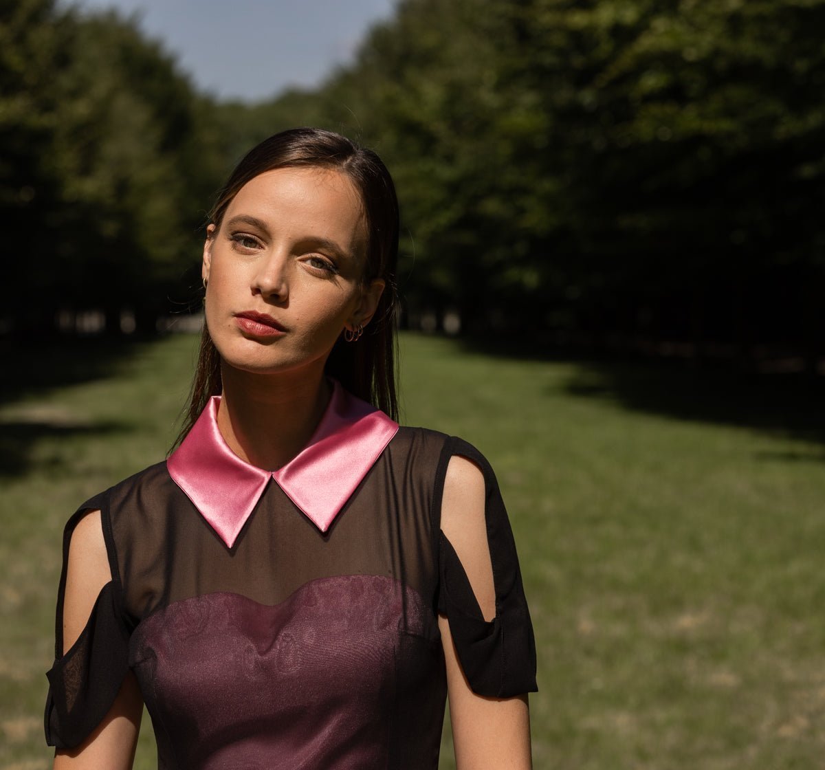 Découvrez la robe YADA, une création de créateur luxe en 100 % soie. Avec son design couture et sa transparence délicate, cette robe de soirée offre une allure irrésistible et glamour. Parfaite pour mettre en valeur votre silhouette tout en garantissant un confort optimal, la robe YADA est idéale pour briller lors d'événements spéciaux. Optez pour l'élégance ultime avec cette pièce haut de gamme, reflet du savoir-faire français de SLYDOXA.
