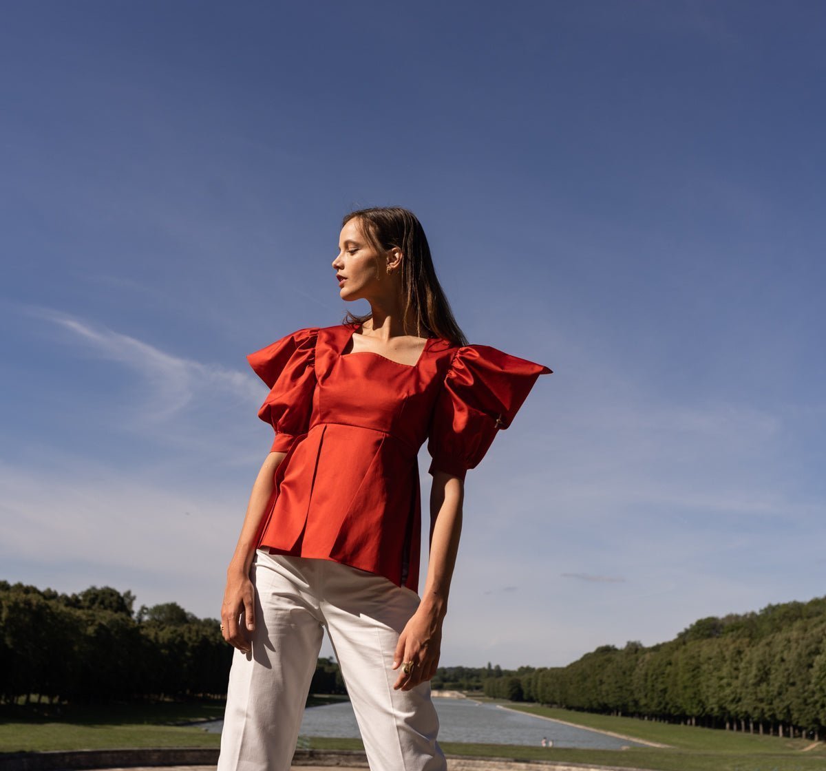 Top Luxe Sonia - Rouge
Élégance et Simplicité au Service de Votre Style
Découvrez le top Sonia, confectionné en Satin de Coton, qui incarne un style chic et unique. Cette pièce est l'expression même de l'élégance en toute simplicité, vous rendant irrésistible et distinctive à tout âge. Que ce soit pour une sortie décontractée ou un événement spécial, ce haut haut de gamme s'adapte à toutes les occasions.