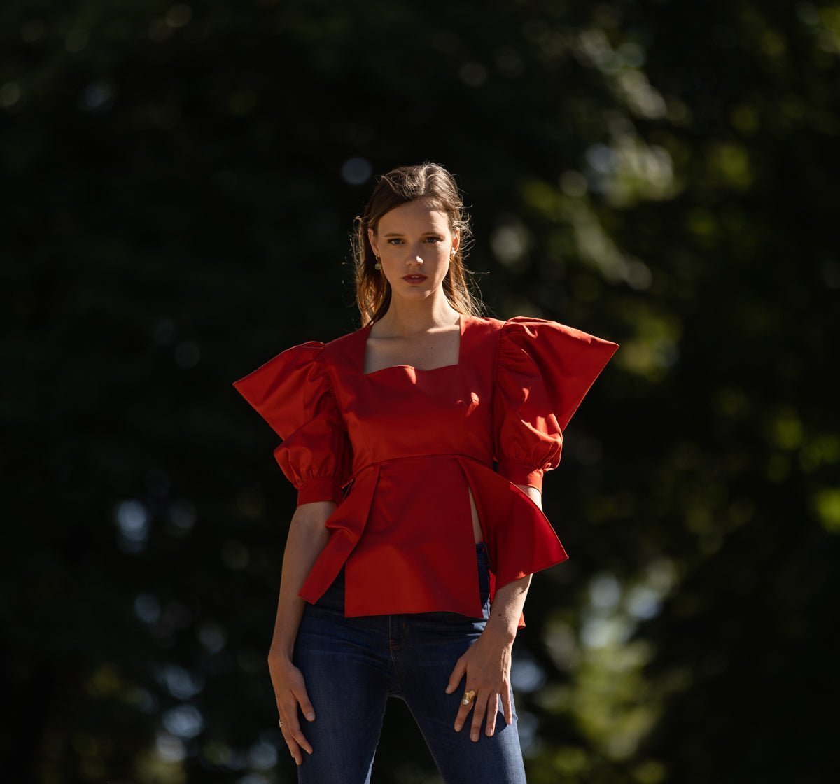 Top Luxe Sonia - Rouge
Élégance et Simplicité au Service de Votre Style
Découvrez le top Sonia, confectionné en Satin de Coton, qui incarne un style chic et unique. Cette pièce est l'expression même de l'élégance en toute simplicité, vous rendant irrésistible et distinctive à tout âge. Que ce soit pour une sortie décontractée ou un événement spécial, ce haut haut de gamme s'adapte à toutes les occasions.