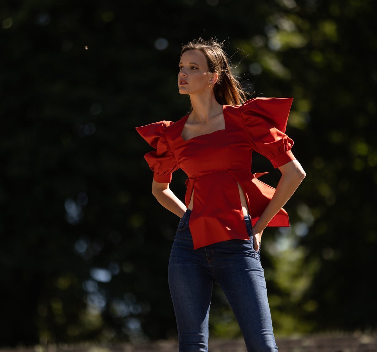 Top Luxe Sonia - Rouge
Élégance et Simplicité au Service de Votre Style
Découvrez le top Sonia, confectionné en Satin de Coton, qui incarne un style chic et unique. Cette pièce est l'expression même de l'élégance en toute simplicité, vous rendant irrésistible et distinctive à tout âge. Que ce soit pour une sortie décontractée ou un événement spécial, ce haut haut de gamme s'adapte à toutes les occasions.