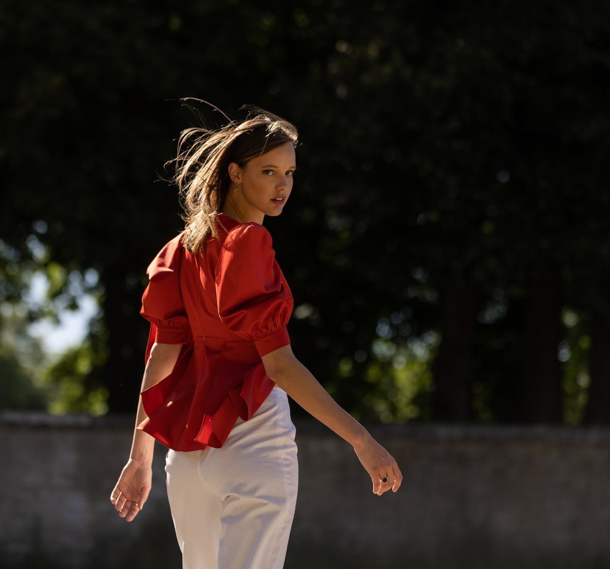 Top Luxe Sonia - Rouge
Élégance et Simplicité au Service de Votre Style
Découvrez le top Sonia, confectionné en Satin de Coton, qui incarne un style chic et unique. Cette pièce est l'expression même de l'élégance en toute simplicité, vous rendant irrésistible et distinctive à tout âge. Que ce soit pour une sortie décontractée ou un événement spécial, ce haut haut de gamme s'adapte à toutes les occasions.