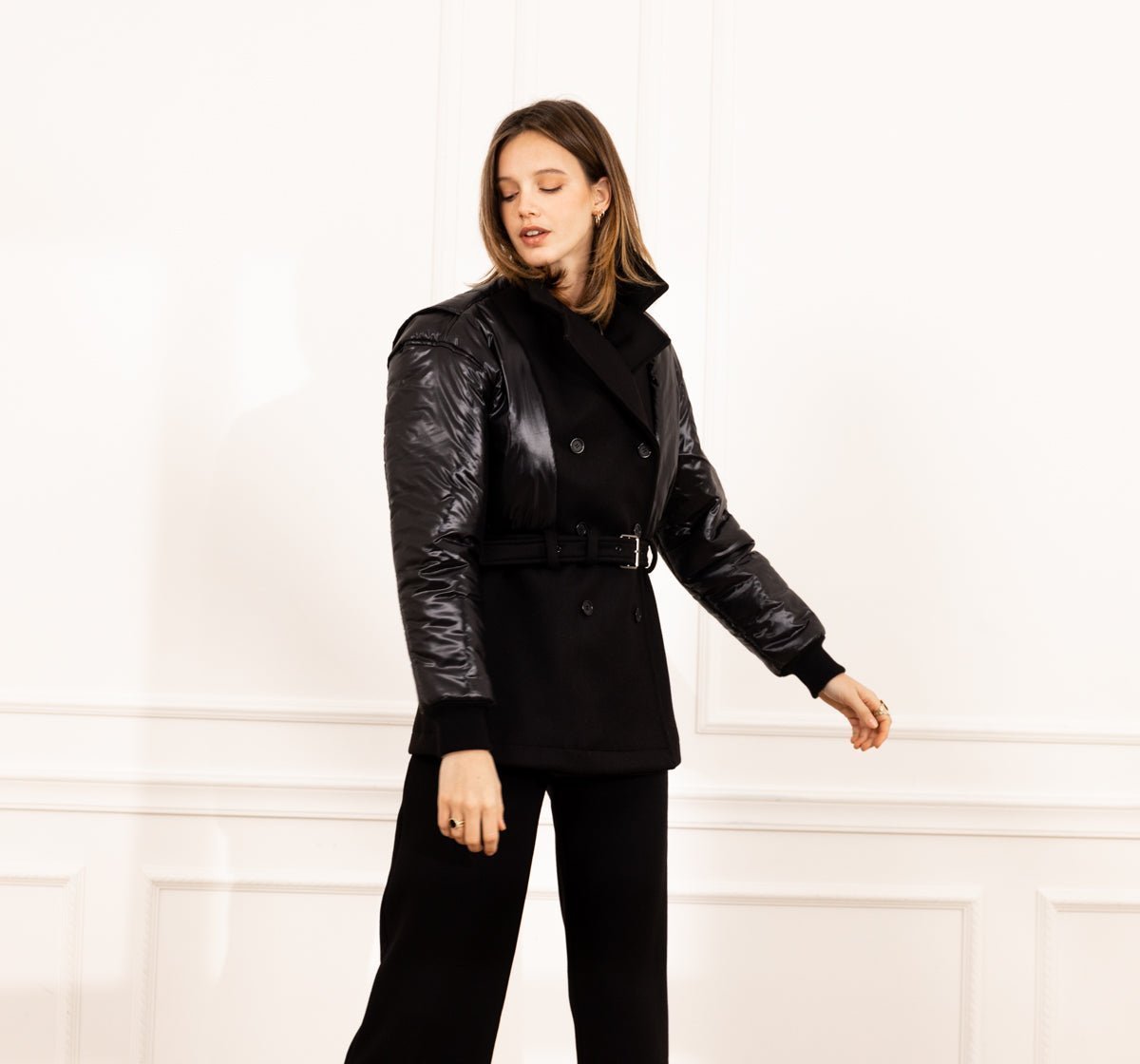 Découvrez la veste doudoune femme SLYDOXA, un incontournable alliant élégance et confort. En laine et nylon de haute qualité, cette doudoune vous offre une isolation optimale pour affronter les frimas de l’hiver tout en garantissant un style chic et contemporain. Fabriquée en France, elle met en avant notre savoir-faire français et l'utilisation de matières nobles. Parfaite pour toutes les occasions, cette doudoune manteau est conçue pour vous garder bien au chaud tout en ajoutant une touche sophistiquée