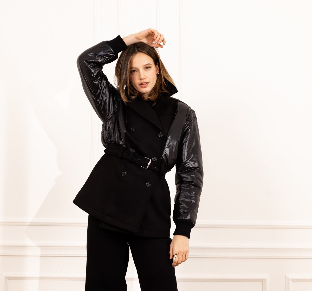 Découvrez la veste doudoune femme SLYDOXA, un incontournable alliant élégance et confort. En laine et nylon de haute qualité, cette doudoune vous offre une isolation optimale pour affronter les frimas de l’hiver tout en garantissant un style chic et contemporain. Fabriquée en France, elle met en avant notre savoir-faire français et l'utilisation de matières nobles. Parfaite pour toutes les occasions, cette doudoune manteau est conçue pour vous garder bien au chaud tout en ajoutant une touche sophistiquée