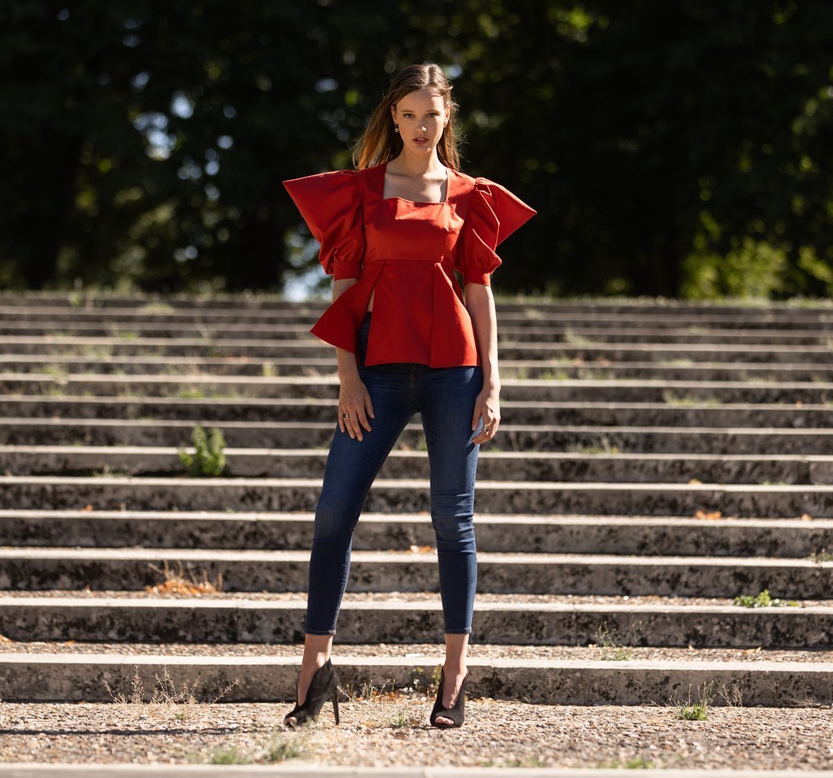 Top Luxe Sonia - Rouge
Élégance et Simplicité au Service de Votre Style
Découvrez le top Sonia, confectionné en Satin de Coton, qui incarne un style chic et unique. Cette pièce est l'expression même de l'élégance en toute simplicité, vous rendant irrésistible et distinctive à tout âge. Que ce soit pour une sortie décontractée ou un événement spécial, ce haut haut de gamme s'adapte à toutes les occasions.