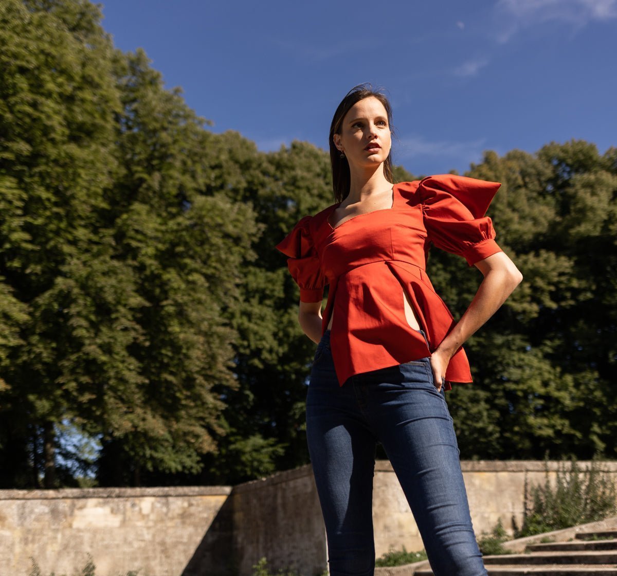 Top Luxe Sonia - Rouge
Élégance et Simplicité au Service de Votre Style
Découvrez le top Sonia, confectionné en Satin de Coton, qui incarne un style chic et unique. Cette pièce est l'expression même de l'élégance en toute simplicité, vous rendant irrésistible et distinctive à tout âge. Que ce soit pour une sortie décontractée ou un événement spécial, ce haut haut de gamme s'adapte à toutes les occasions.