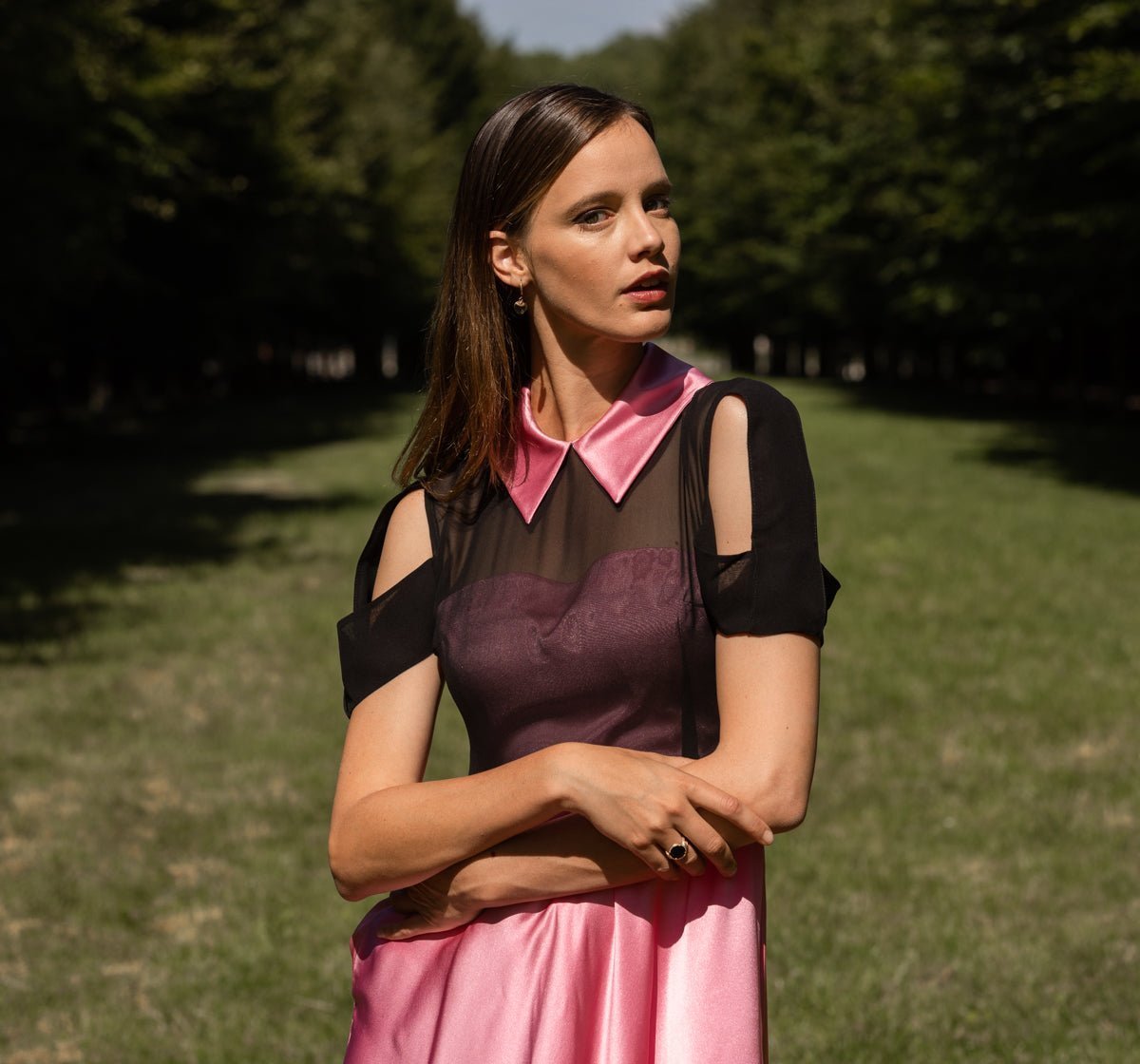 Découvrez la robe YADA, une création de créateur luxe en 100 % soie. Avec son design couture et sa transparence délicate, cette robe de soirée offre une allure irrésistible et glamour. Parfaite pour mettre en valeur votre silhouette tout en garantissant un confort optimal, la robe YADA est idéale pour briller lors d'événements spéciaux. Optez pour l'élégance ultime avec cette pièce haut de gamme, reflet du savoir-faire français de SLYDOXA.
