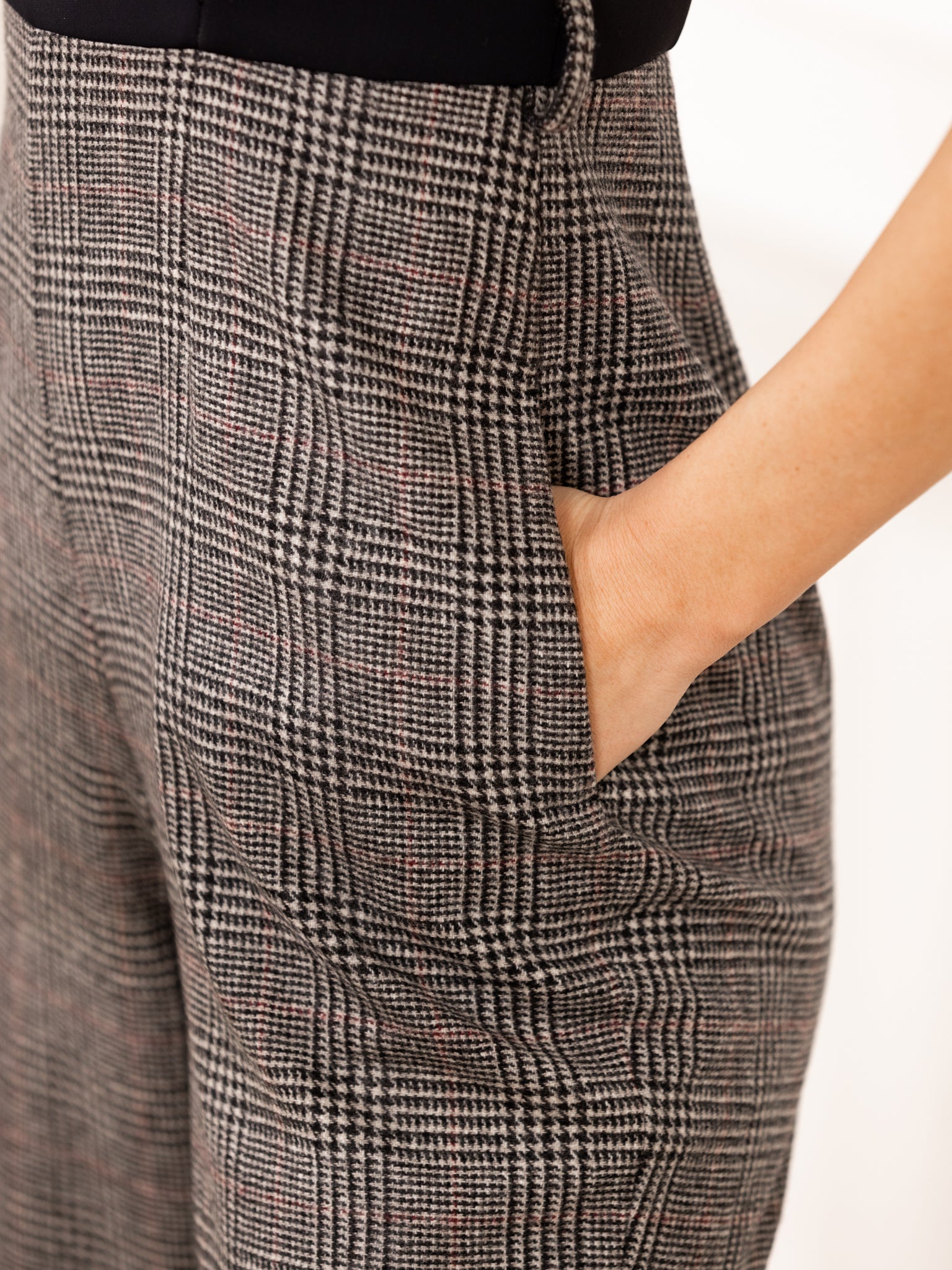 Découvrez la combinaison pantalon RANAN de SLYDOXA, une pièce moderne qui allie luxe et confort. Confectionnée en laine et néoprène, cette combinaison flatte la silhouette et offre une grande liberté de mouvement. Avec son design épuré et sa finition haut de gamme, elle est idéale pour diverses occasions, telles qu'une réunion professionnelle ou un dîner élégant. Adoptez la combinaison RANAN pour affirmer votre style avec élégance et profiter d'une allure chic et sophistiquée.

